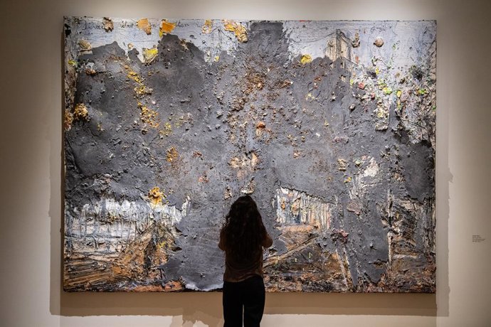 Archivo - La obra Walhalla, de Kiefer, admirada por una visitante del CAHH. 