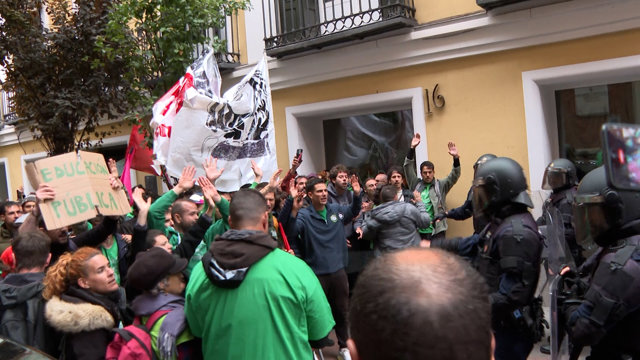 Una protesta multitudinaria por la educación ante un acto de Ayuso retrasa su ma