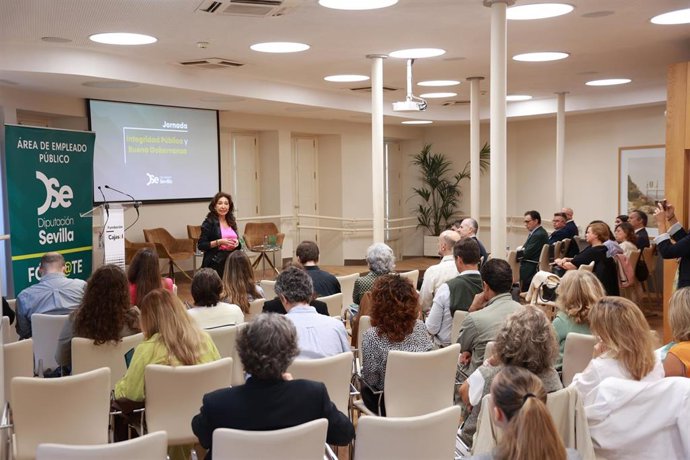 La subdirectora del Área de Empleo Público de la Diputación de Sevilla, Lourdes Romero, interviene en la I Jornada de Integridad Pública y Buena Gobernanza organizada por la institución provincial. A 19 de octubre de 2026 en Sevilla (Andalucía, España).