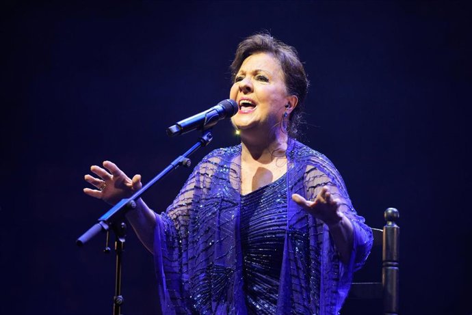 Archivo - La cantante Carmen Linares durante su actuación en la Plaza de España, a 13 de noviembre de 2023, en Sevilla, (Andalucía, España). 