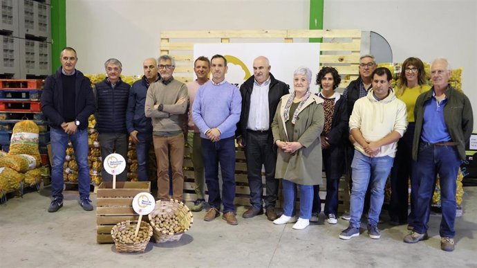 El consejero Aierdi junto a productores de la marca colectiva Nuez de Navarra