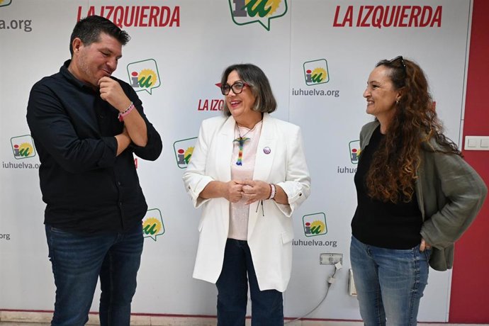 La concejal de Con Andalucía en el Ayuntamiento de Huelva, Mónica Rossi, (centro), junto al coordinador de IU en Huelva, Marcos Toti.