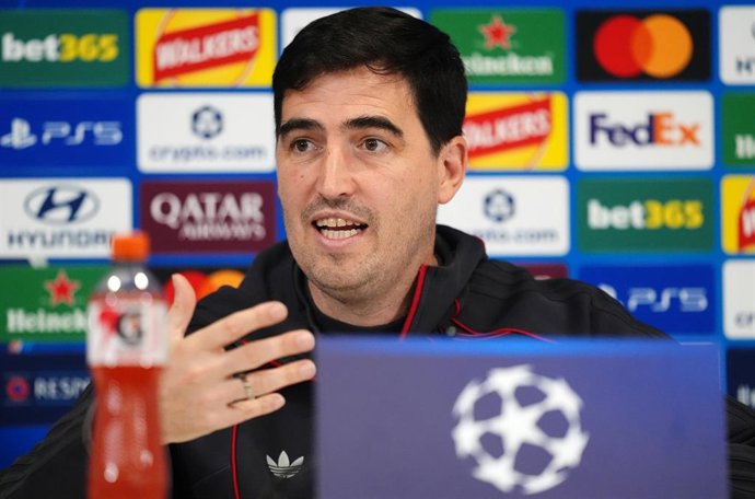 El entrenador del Liverpool, Andoni Iraola, en rueda de prensa.