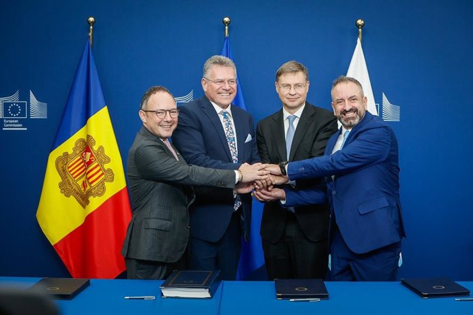 Espot junto al resto de dirigentes de la UE y San Marino después de la firma del acuerdo.