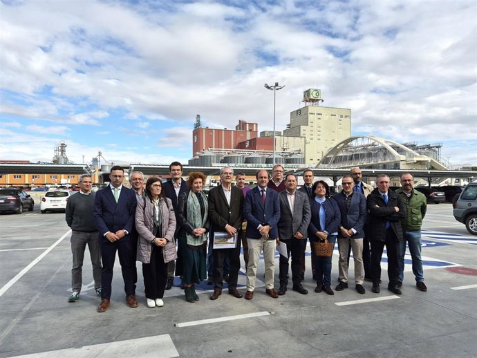 El consejero de Agricultura, Ganadería, Medio Rural y Política Ambiental, Joaquín Antonio Pino, junto al resto de autoridades y representantes de Cobadu, en la visita a las instalaciones.