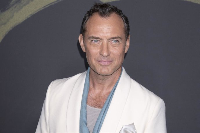 Jude Law encarnará a un legendario entrenador del Liverpool en lo nuevo de Jack Thorne, creador de Adolescencia