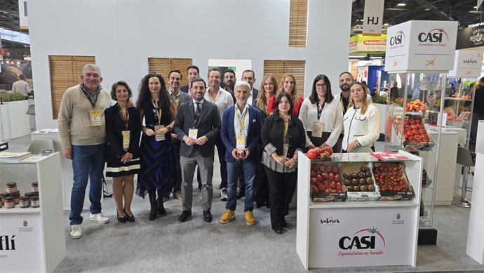 Representantes de la Diputación de Almería y de las empresas de la marca 'Sabores Almería' durante la feria internacional SIAL París.