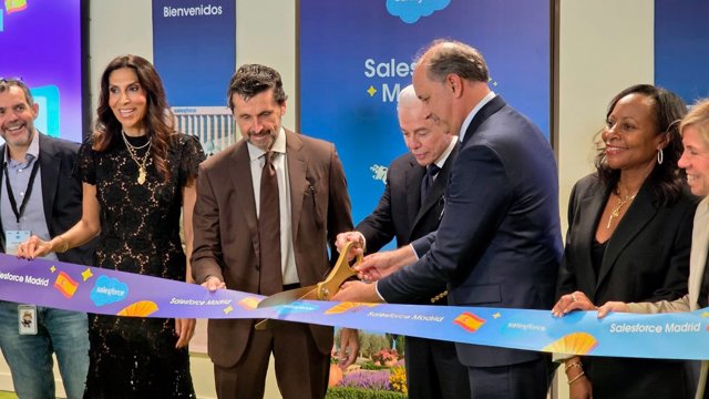 Fotografía del momento de la inauguración de la sede de Salesforce en Madrid (España).