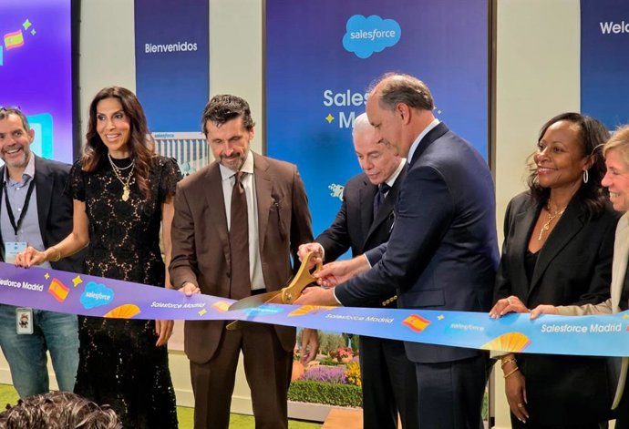 Foto do momento da inauguração da sede da Salesforce em Madri (Espanha).