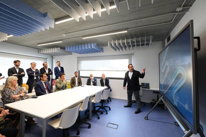El consejero de Inteligencia Artificial, Desarrollo Digital y Administración Pública y presidente de la Agencia Digital de Andalucía (ADA), José Antonio Nieto, en una visita a Surcontrol, empresa tecnológica con sede en El Puerto (Cádiz).