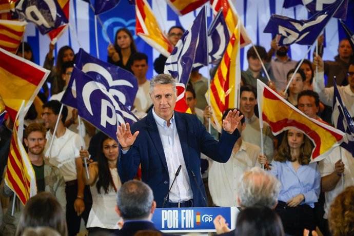 El alcalde de Badalona, Xavier García Albiol (i), durante un acto de precampaña del PP