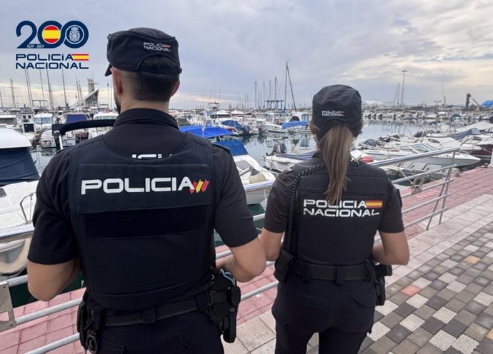 Dos agentes de la Policía Nacional en el Puerto Deportivo de Melilla.