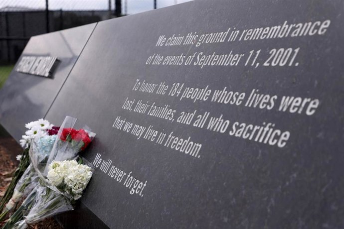 Archivo - Placa en memoria a las víctimas de los atentados del 11-S, en la sede del Pentágono en Washington, EEUU