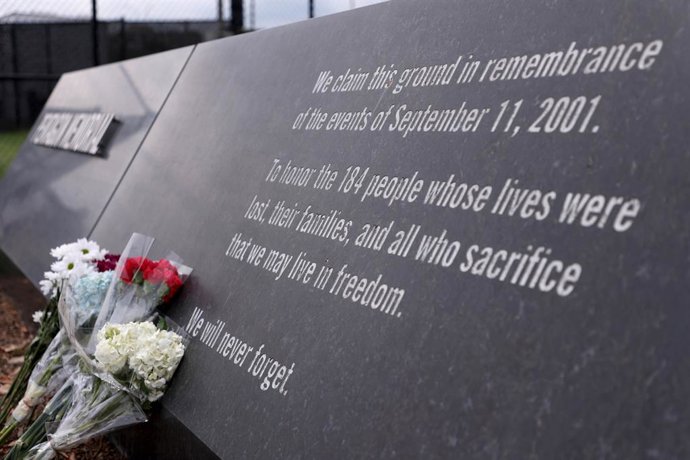 Archivo - September 11, 2026, Washington, District Of Columbia, USA: A memorial plaque honouring victims is seen at the National 9/11 Pentagon Memorial on the 25th anniversary commemoration of the September 11, 2001 attacks in Washington, D.C., USA, on Se