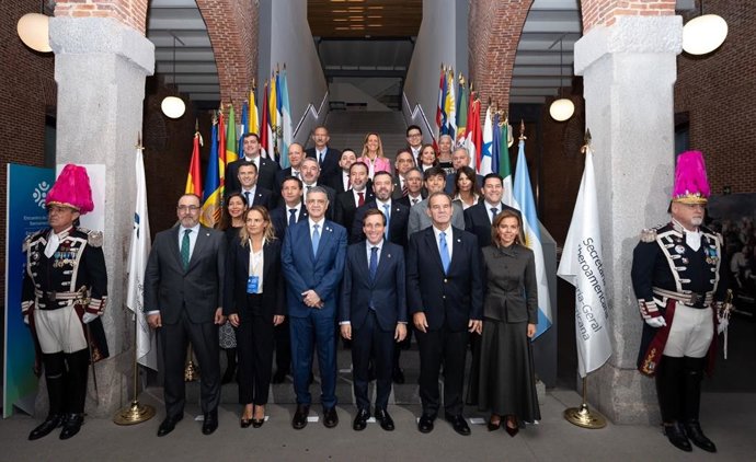 Foto de familia del II Encuentro de Ciudades Iberoamericanas celebrado en Madrid (España) el 19 de octubre de 2026.
