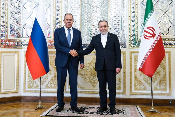 El ministro de Exteriores ruso, Sergei Lavrov y su homólogo iraní, Abbas Araqchi, durante la visita a Teherán.