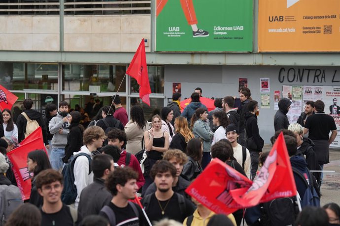 Joves concentrats a la plaça Cívica de la UAB 