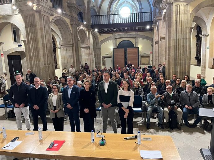 La alcaldesa de Gijón, Carmen Moriyón, inaugura, en la colegiata de San Juan Bautista, la segunda edición del programa de Turismo y Termalismo Imserso-CNSE en Asturias.