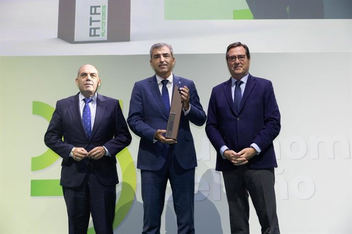 El presidente de ATA, Lorenzo Amor, el vicepresidente de Canarias, Manuel Domínguez, y el presidente de CEOE, Antonio Garamendi, en la entrega de premios de emprendedores