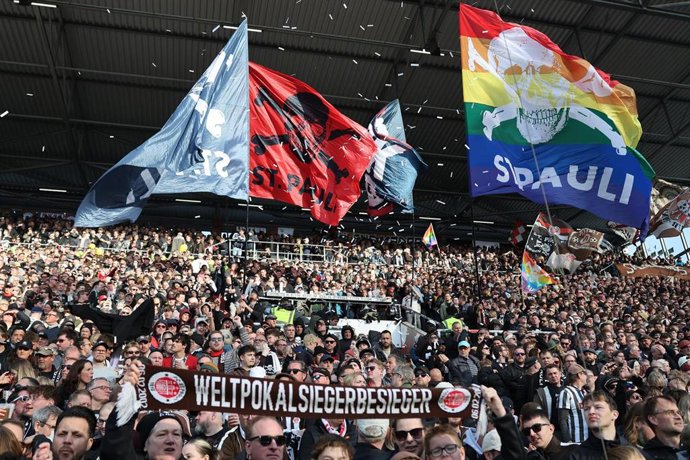 Archivo - Afición del St. Pauli durante un encuentro de Bundesliga.