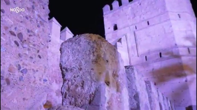 La Muralla de la Macarena iluminada de rosa por el Día Contra el Cáncer de Mama.