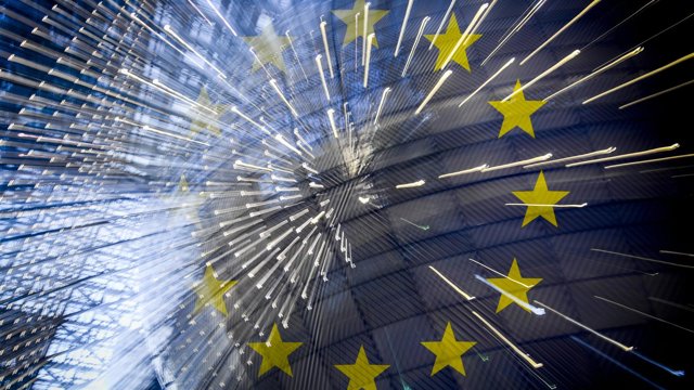 Archivo - Banderas de la UE frente al edificio Europa, sede del Consejo Europeo y del Consejo de la UE