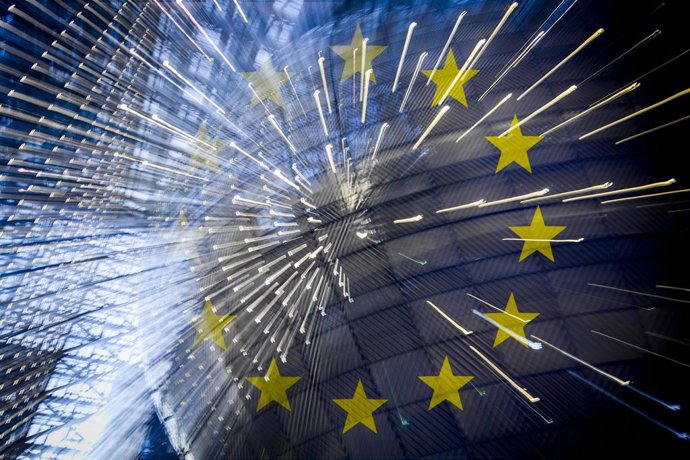 Archivo - Banderas de la UE frente al edificio Europa, sede del Consejo Europeo y del Consejo de la UE