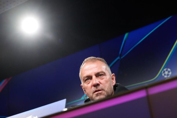 Archivo - El entrenador del FC Barcelona, Hansi Flick, en rueda de prensa de la Champions