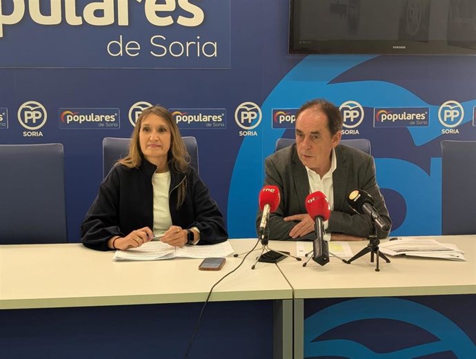 Los procuradores sorianos Benito Serrano y Rocío Lucas detallan los presupuestos .