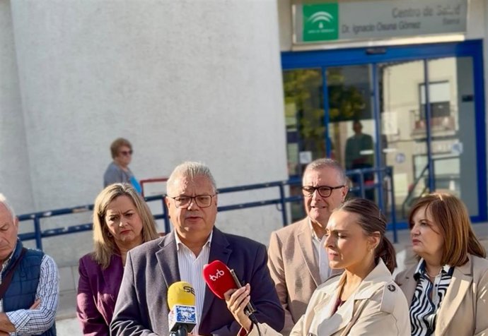 Morales atiende a los medios ante el centro de salud de Baena, junto a Serrano (2ª izda.)