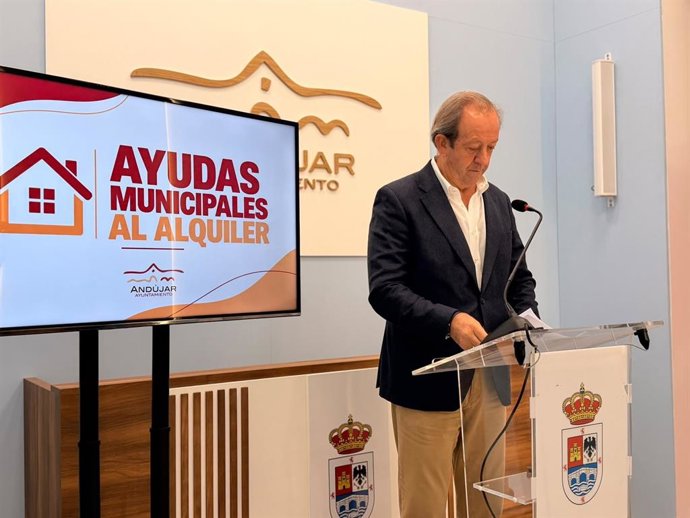El alcalde de Andújar, Francisco Carmona, informando de las ayudas