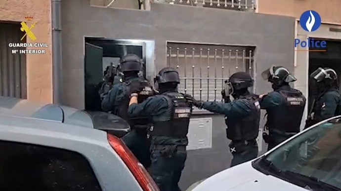 Registro de la vivienda que alojó a los tres detenidos en Almería por la muerte de un policía belga