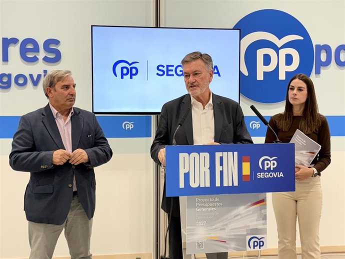 Los procuradores José Luis Sanz Merino (izda); Francisco Vázquez, y Elena Rincón.