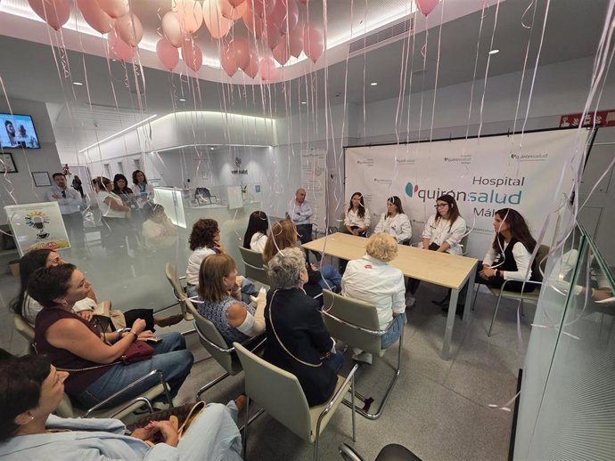 Encuentro entre pacientes y profesionales en QuirónSalud Málaga con motivo del Día Mundial contra el Cáncer de Mama.