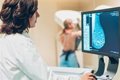 Mujeres se concentran ante Sanidad para exigir más inversión pública en cáncer de mama y rechazar el uso interesado