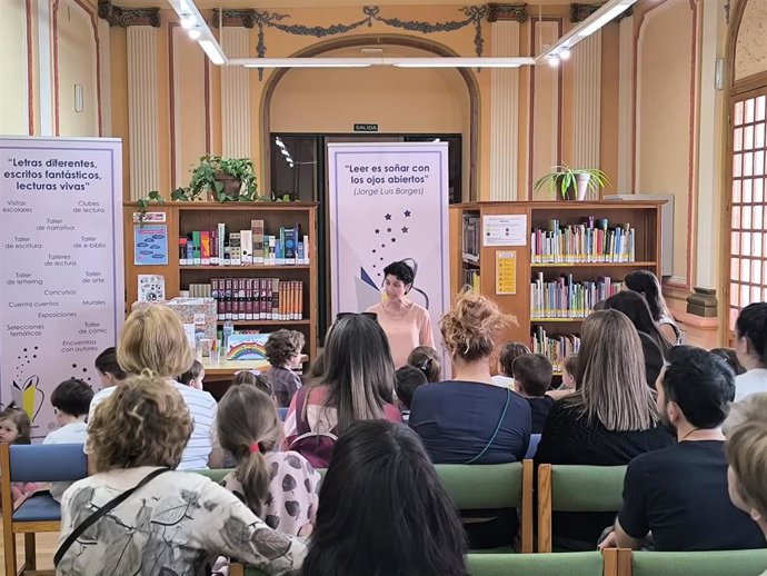 Un cuentacuentos en la biblioteca municipal Condestable Iranzo.