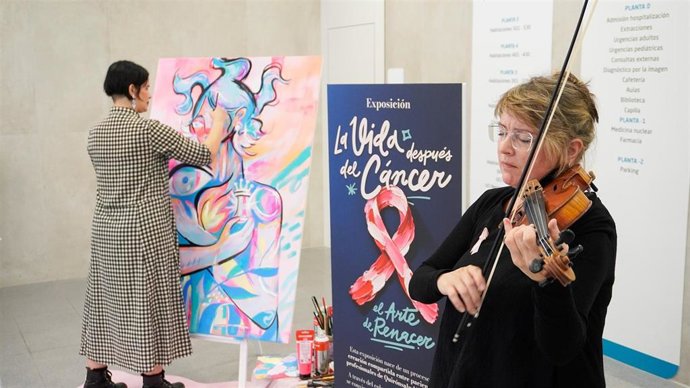 La artista Jesana Motilva ha sorprendido pintando en directo un gran lienzo , acompañada por la violinista Teresa Polyvka.