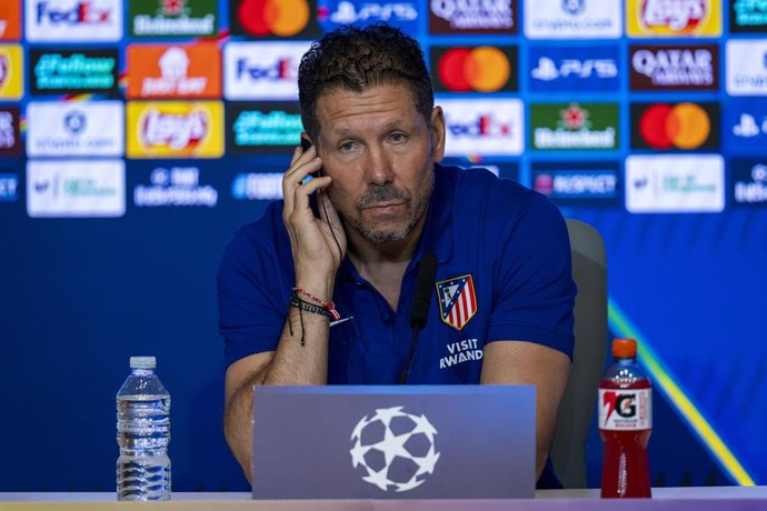 12 de outubro de 2026, Espanha, Madri: O técnico do Atlético de Madri, Diego Simeone, fala durante uma coletiva de imprensa no Estádio Riyadh Air Metropolitano, antes da partida de futebol da Liga dos Campeões da UEFA desta terça-feira contra o Manchester