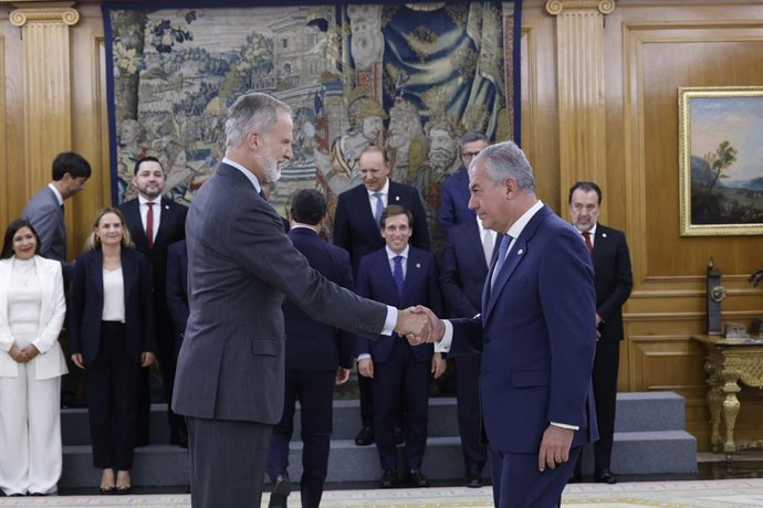 El Rey Felipe VI saluda al alcalde de Sevilla en la recepción en La Zarzuela a los participantes en el II Encuentro de Ciudades Iberoamericanas