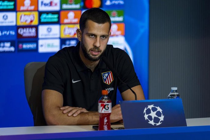 David Hancko en rueda de prensa en Liga de Campeones