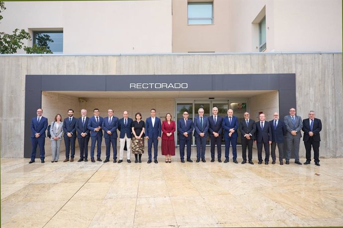 El ministro de Educación Superior, Ciencia y Tecnología de República Dominicana (MESCyT), Rafael Evaristo Santos Badía, y el viceministro administrativo y financiero del MESCyT, Otto Vladimir Vargas Lora, visitan el Grupo San Valero.