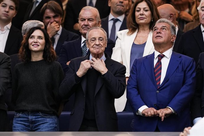 Archivo - Florentino Pérez junto a Joan Laporta en el palco del Santiago Bernabéu
