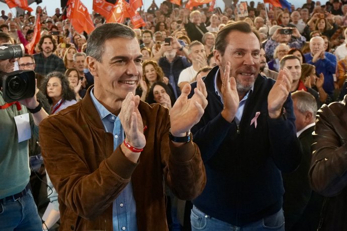 El ministro de Transportes y Movilidad Sostenible, Óscar Puente (d), y el presidente del Gobierno, Pedro Sánchez (i), durante un acto político de precampaña, en la Cúpula del Milenio, a 19 de octubre de 2026, en Valladolid, Castilla y León (España).