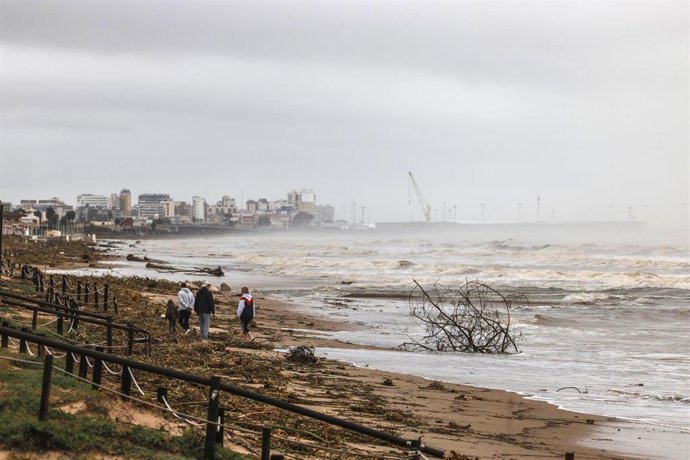 Orilla de la playa llena de rastros de ramas y otras cosas arrastradas por la lluvia, a 19 de octubre de 2026