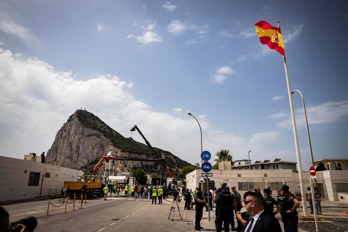 Archivo - July 15, 2026, La LíNea De La ConcepcióN, Spain: LA LÍNEA DE LA CONCEPCIÓN, Spain - July 15, 2026: Spanish Prime Minister Pedro Sánchez, Spanish Foreign Minister José Manuel Albares and Gibraltar Chief Minister Fabian Picardo attend a ceremony m
