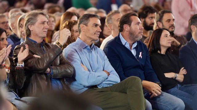 El ministro de Transportes y Movilidad Sostenible, Óscar Puente (2d), el presidente del Gobierno, Pedro Sánchez (c), y el secretario general de los socialistas castellanos y leoneses, Carlos Martínez.