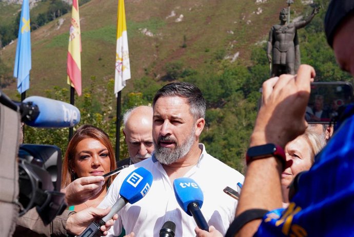 Archivo - El presidente de Vox, Santiago Abascal, atiende a los medios en Covadonga junto a la portavoz de Vox en la Junta General del Principado, Carolina López.