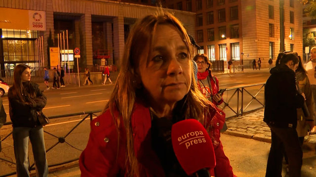 Mujeres se concentran ante Sanidad para exigir más inversión pública en cáncer d