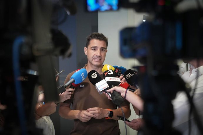 Archivo - Arxivo - El cap de l'Àrea de Predicció del Servei Meteorològic de Catalunya, Santi Segalà, actualitza les dades sobre l'alerta Inuncat, a 6 d'agost de 2026, a Barcelona, Catalunya (Espanya). 