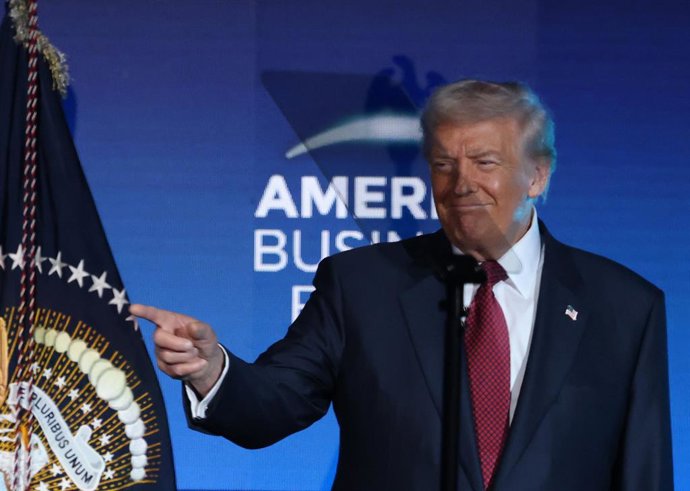 Archivo - Arquivo - 5 de novembro de 2025, Miami, Flórida, EUA: O presidente Donald J. Trump sorri após subir ao palco para se dirigir aos participantes do American Business Forum no Kaseya Center, em Miami, na quarta-feira, 5 de novembro de 2025.